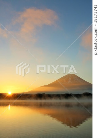 Dawn sunshine and Mt. Fuji 19173743