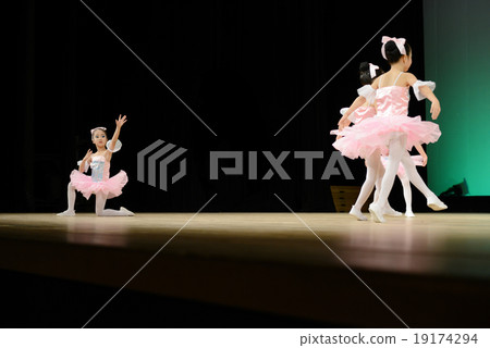 Kindergarten children's ballet recital 19174294