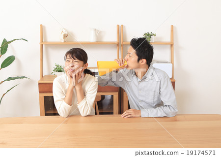 A young couple 19174571