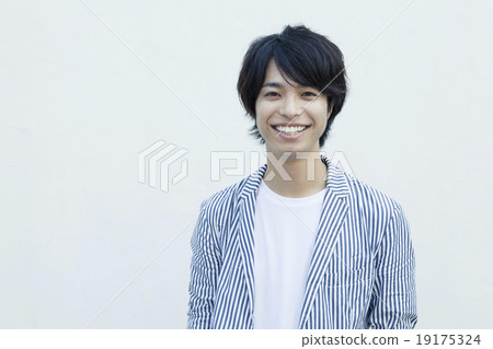 20多歲的男人新鮮地微笑著 20多歲的男人新鮮地微笑著 19175324