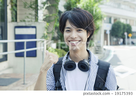 20多歲的男人新鮮地微笑著 19175393