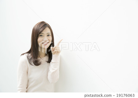 Female in her 20's portrait Female in her 20's portrait 19176063