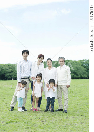 7 Family Outdoor Portrait 7 Family Outdoor Portrait 19176112