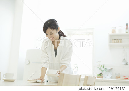 Women in their 20s wiping the table 19176181