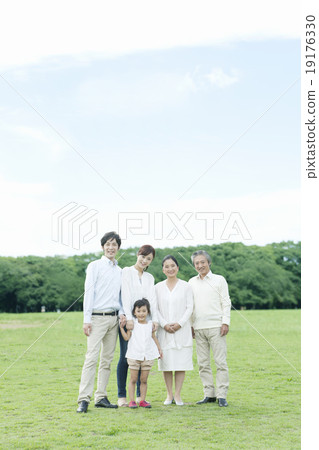 Family 5 People Outdoor Portrait 19176330