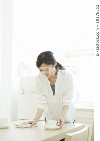 Women in their 20s wiping the table 19176352