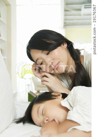 Mother sleeping child Mother sleeping child 19176367