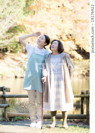 Nursing woman senior 19176922