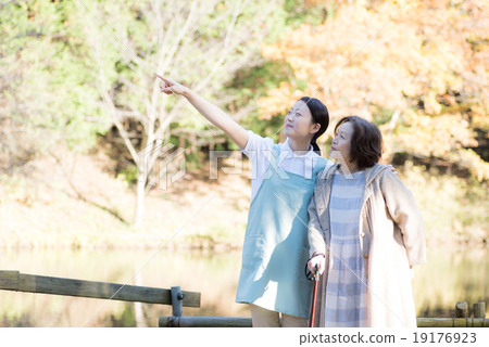 Nursing woman senior 19176923