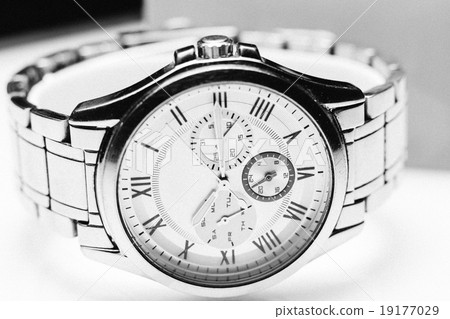 Elegance and beautiful wristwatch 19177029