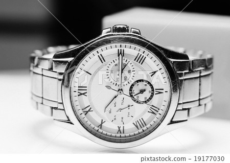 Elegance and beautiful wristwatch 19177030