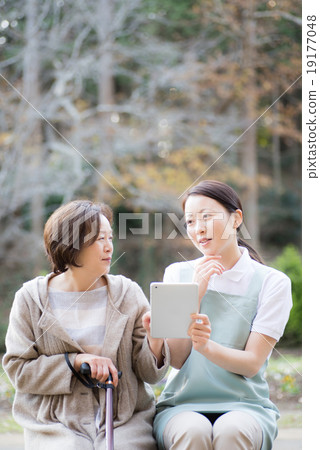 Nursing woman senior tablet Nursing woman senior tablet 19177048