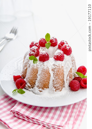 Fresh bundt cake with fruits 19177110