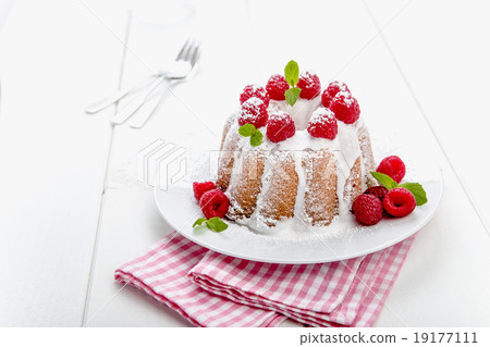 Fresh bundt cake with fruits Fresh bundt cake with fruits 19177111