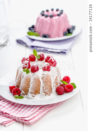 Fresh bundt cake with fruits 19177116
