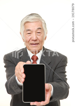 顯示片劑的一名資深商人 19178079