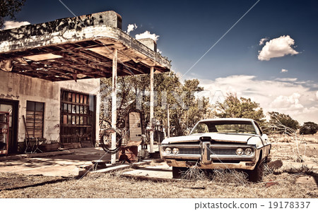 Abandoned restaraunt on route 66 in New Mexico 19178337
