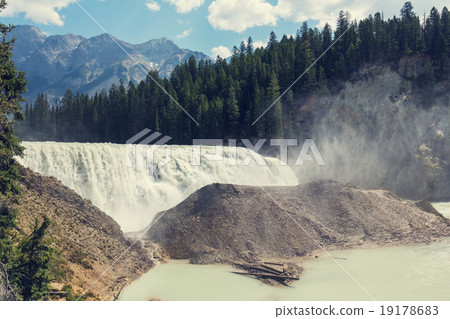 Wapta falls 19178683