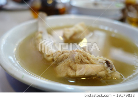 Singapore style pork and herbal soup 19179838