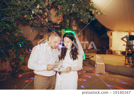 cutting the wedding cake 19180167