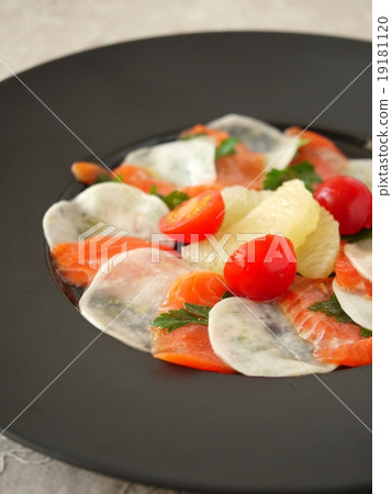 三文魚和蘿蔔的生牛肉亞麻背景(垂直位置) 三文魚和蘿蔔的生牛肉亞麻背景(垂直位置) 19181120