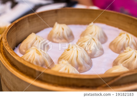 minced pork and crab dumpling with soup 19182183