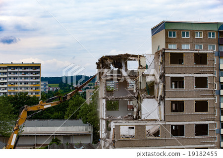 dismantling of a house 19182455