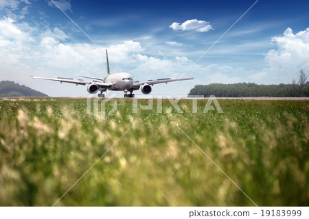 Parked aircraft parked in the airport 19183999