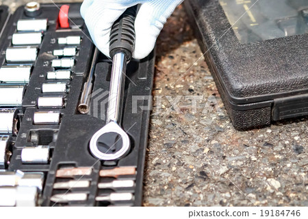 Spark plug replacement operation 19184746