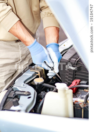 Spark plug replacement operation Spark plug replacement operation 19184747