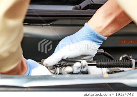 Spark plug replacement operation Spark plug replacement operation 19184748