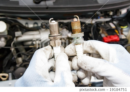 Spark plug replacement operation 19184751