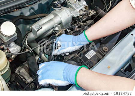 Spark plug replacement operation 19184752