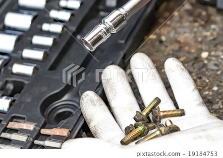 Spark plug replacement operation 19184753
