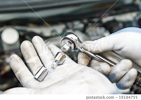 Spark plug replacement operation Spark plug replacement operation 19184755