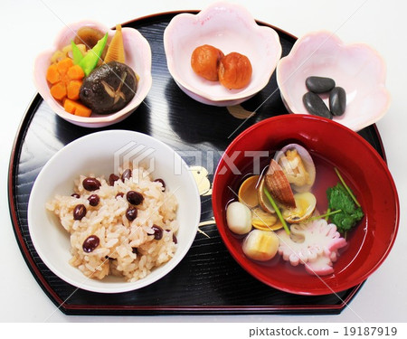 Beginning to eat 19187919