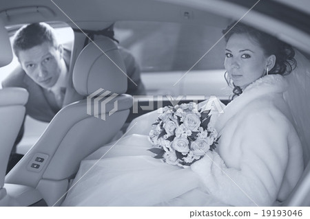 bride and groom in car 19193046