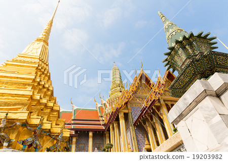Roof of Wat Po Temple 19203982
