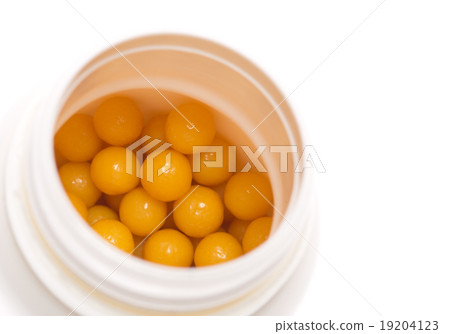Yellow pills in open box 19204123
