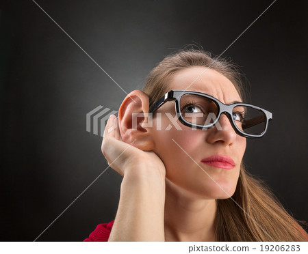 Woman is listening to 19206283