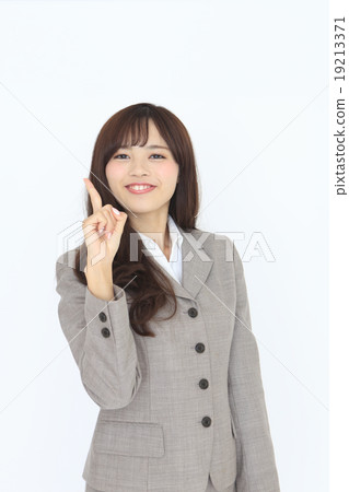 young woman      19213371