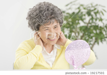 Senior woman wearing a wig 19217501
