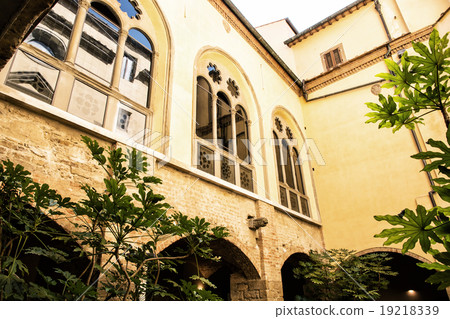 Ancient courtyard in Basilica of Santa Croce, Florence, Tuscany, Ancient courtyard in Basilica of Santa Croce, Florence, Tuscany, 19218339