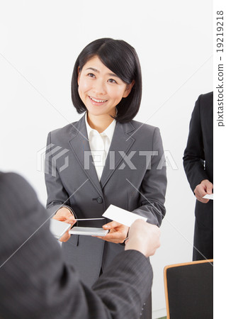 企業場面名片交換招呼女性女商人 企業場面名片交換招呼女性女商人 19219218