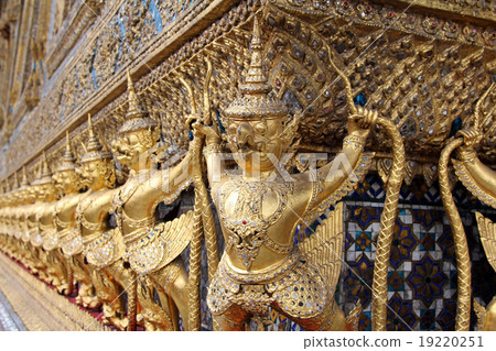 Garuda (Krut) battling naga serpent, Thai statue. Garuda (Krut) battling naga serpent, Thai statue. 19220251