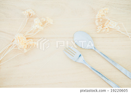 Fork and spoon on wood texture background 19220605