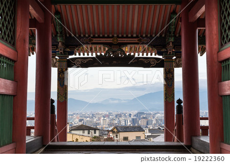 從京都清水寺西門的京都塔 從京都清水寺西門的京都塔 19222360