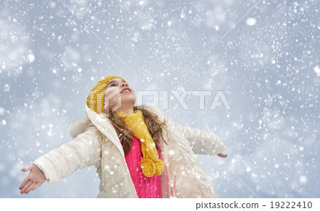 girl plaing on winter walk 19222410