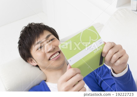 A man who is happy to see passbooks 19222723