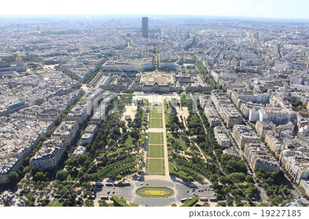 Champ de Mars Park seen from the Eiffel Tower: Paris 19227185